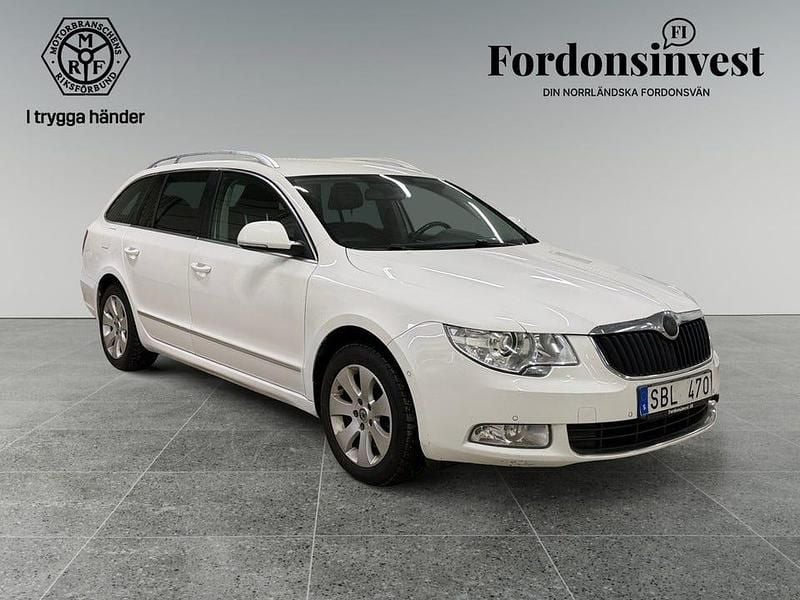 Begagnad Skoda Superb Elegance 200 HK (147 kW) 2012 Vit Kombi