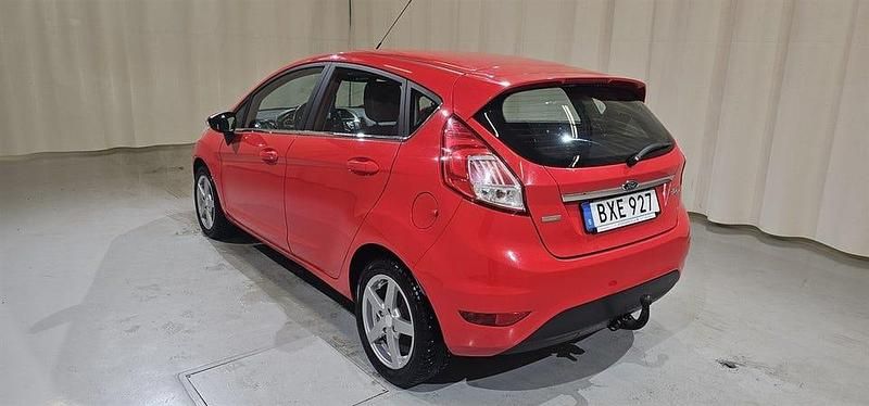 Begagnad Ford Fiesta 101 HK (74 kW) 2016 Röd Halvkombi