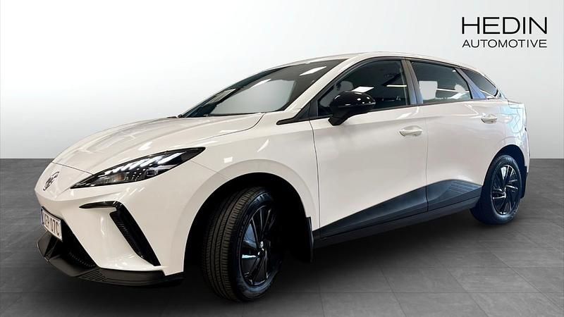 Vit (white) Begagnad 2023 MG MG4 EV Halvkombi | 259 900 kr - Bild 1/4