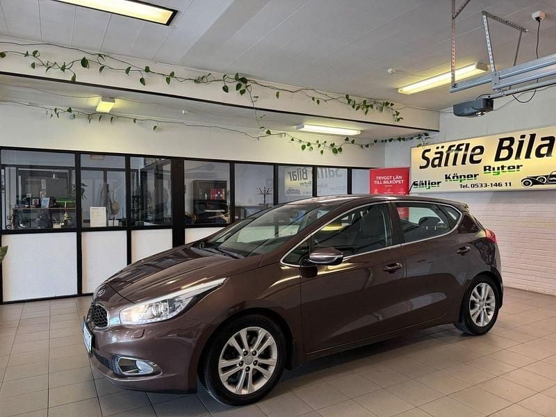 Brun Begagnad 2012 Kia Ceed Comfort Halvkombi | 69 900 kr (Marknadspris) - Bild 1/4