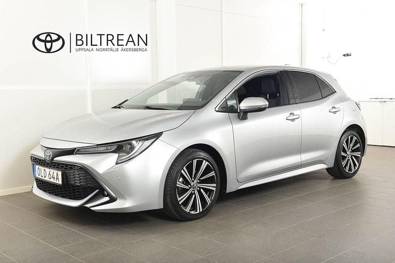 Silver (silver metallic) Begagnad 2022 Toyota Corolla Style Halvkombi | 239 900 kr (Marknadspris) - Bild 1/4