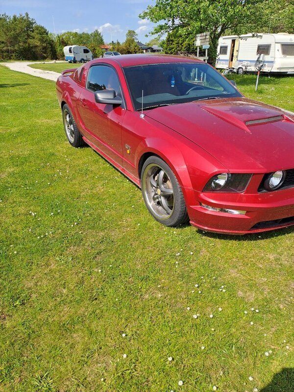 Röd Begagnad 2005 Ford Mustang GT | 230 000 kr - Bild 1/4