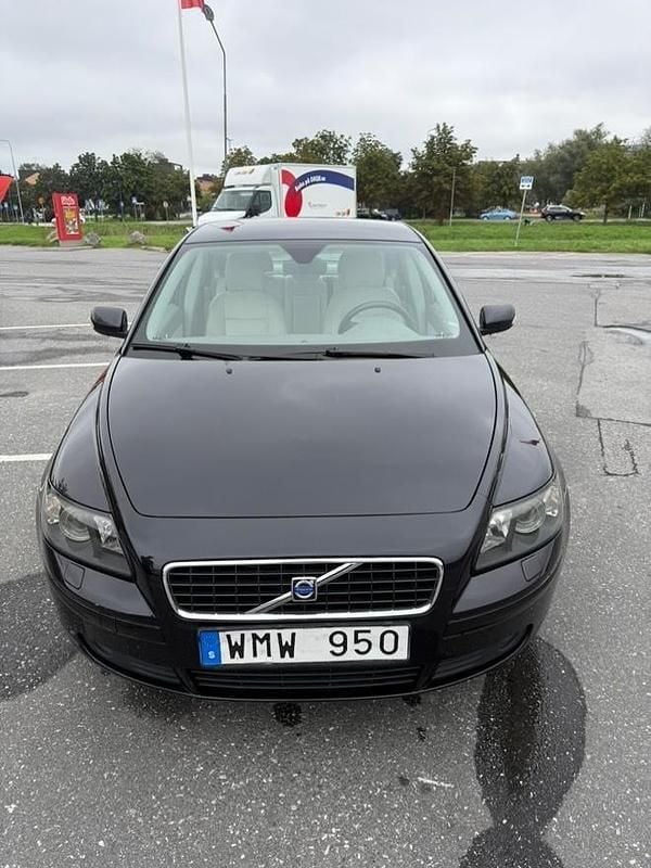 Svart Begagnad 2005 Volvo S40 Sedan | 29 500 kr (Marknadspris) - Bild 1/4