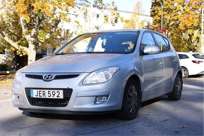 Silver Begagnad 2009 Hyundai i30 Halvkombi | 35 000 kr (Marknadspris) - Bild 1/4
