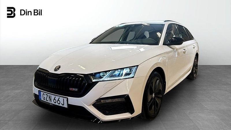 Vit (candy white) Begagnad 2021 Skoda Octavia RS Kombi | 339 900 kr (Marknadspris) - Bild 1/4