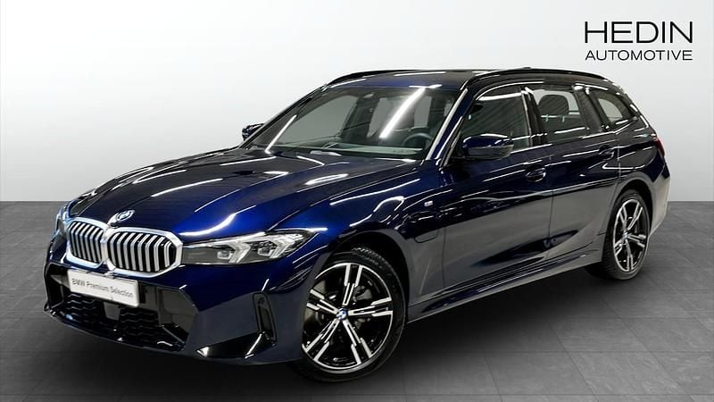 Blå (blue) Begagnad 2025 BMW 330e M Sport Kombi | 548 700 kr (Marknadspris) - Bild 1/4