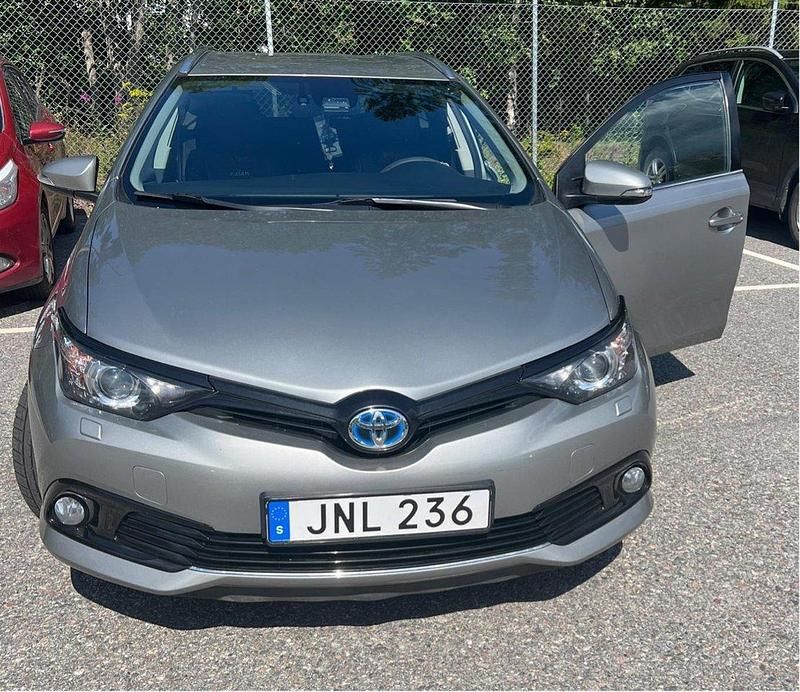 Grå Begagnad 2018 Toyota Auris Touring Sports Comfort Kombi | 162 000 kr (Marknadspris) - Bild 1/4