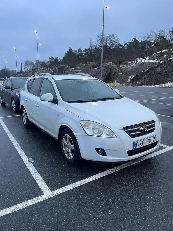 Gräddvitt Begagnad 2008 Kia Ceed Halvkombi | 15 000 kr (Lite dyr) - Bild 1/2