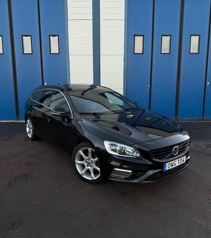 Begagnad Volvo V60 R-Design 190 HK (139 kW) 2015 Svart Kombi
