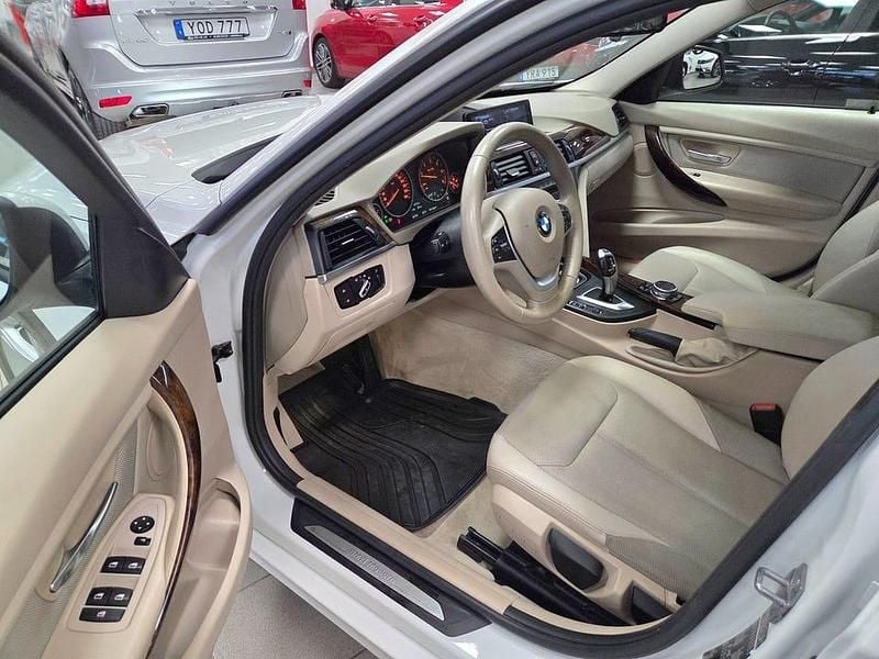 Begagnad BMW 318 143 HK (105 kW) 2014 Vit Sedan