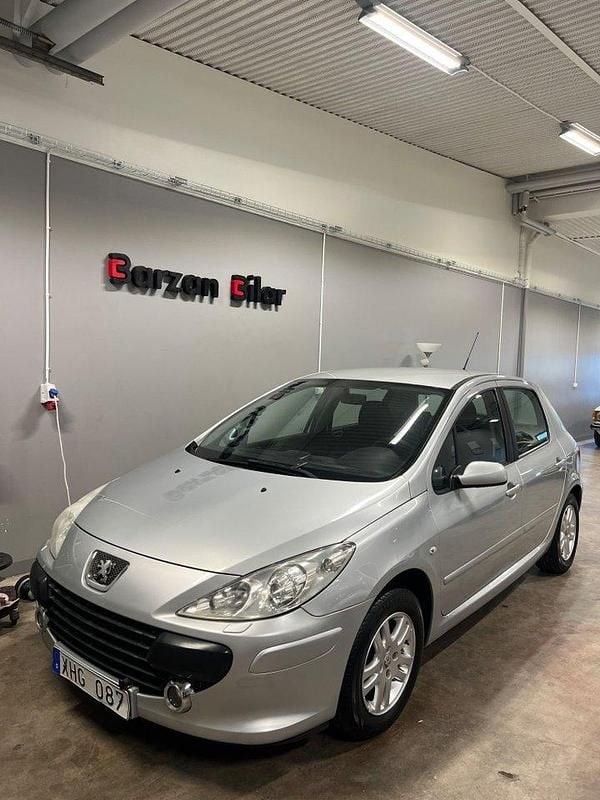 Ljusgrå (grå) Begagnad 2006 Peugeot 307 Halvkombi | 19 999 kr (Marknadspris) - Bild 1/4