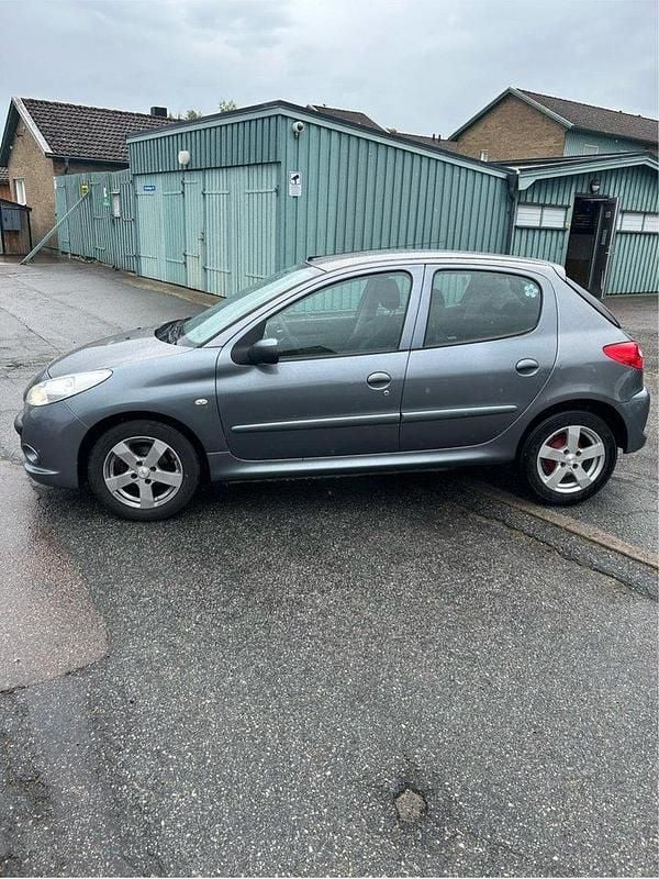 Grå Begagnad 2011 Peugeot 206+ Halvkombi | 22 999 kr (Marknadspris) - Bild 1/4