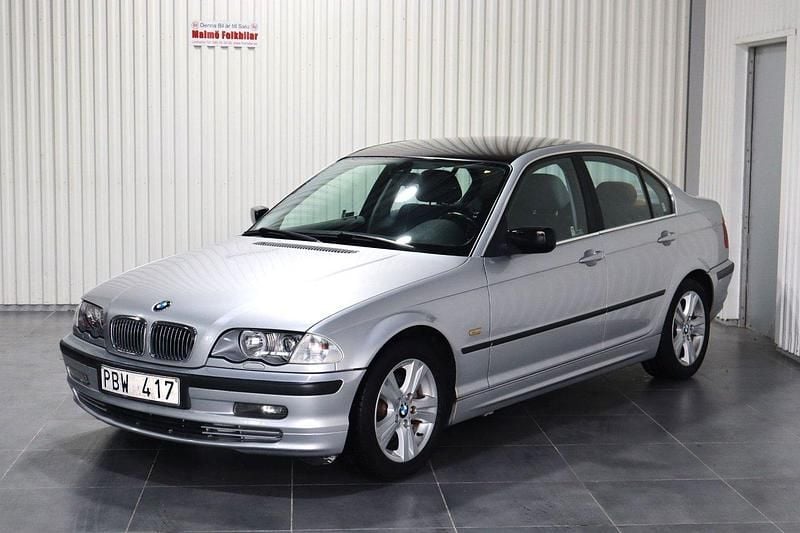 Ljusgrå Begagnad 1999 BMW 320 Sedan | 49 900 kr (Marknadspris) - Bild 1/4