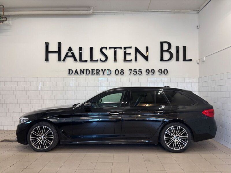 Svart Begagnad 2017 BMW 520 M Sport Kombi | 219 900 kr - Bild 1/4