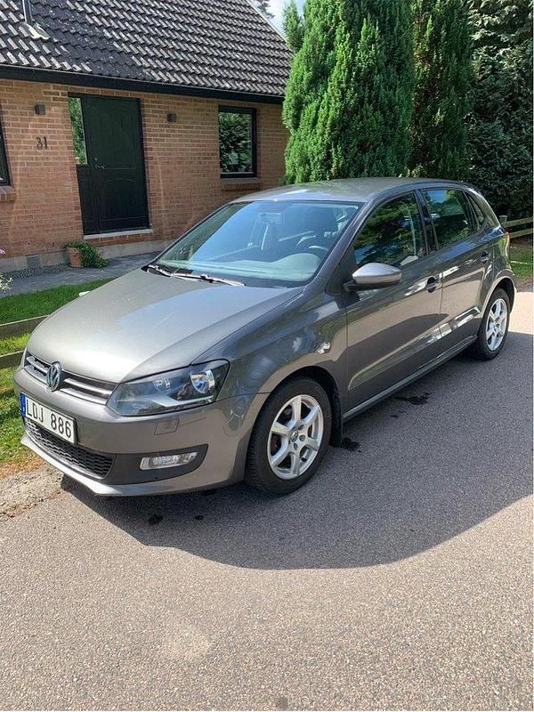 Grå Begagnad 2011 VW Polo Halvkombi | 65 000 kr (Marknadspris) - Bild 1/3