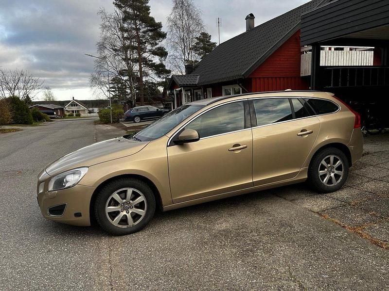 Brun Begagnad 2011 Volvo V60 Momentum Kombi | 59 000 kr (Superpris) - Bild 1/1