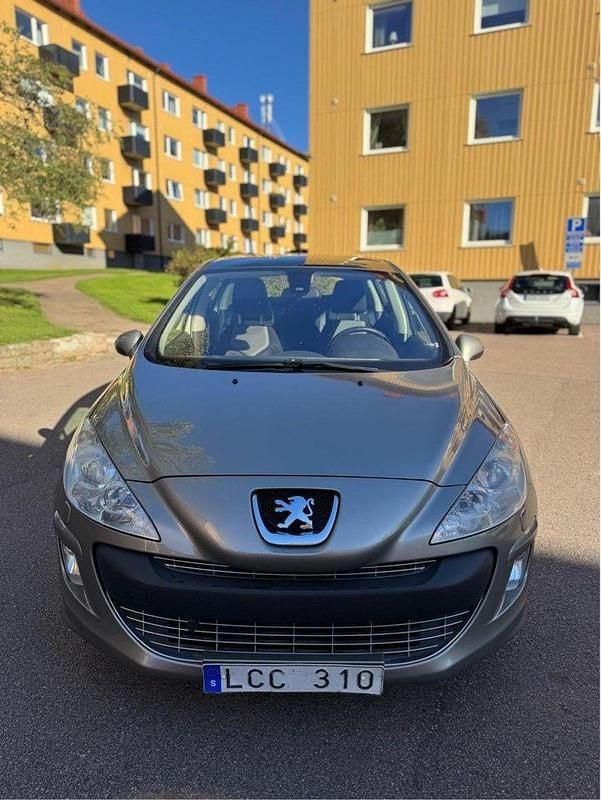 Grå Begagnad 2010 Peugeot 308 Halvkombi | 24 500 kr (Bra pris) - Bild 1/4