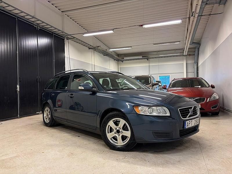 Blå Begagnad 2010 Volvo V50 Kinetic Kombi | 39 900 kr (Marknadspris) - Bild 1/4