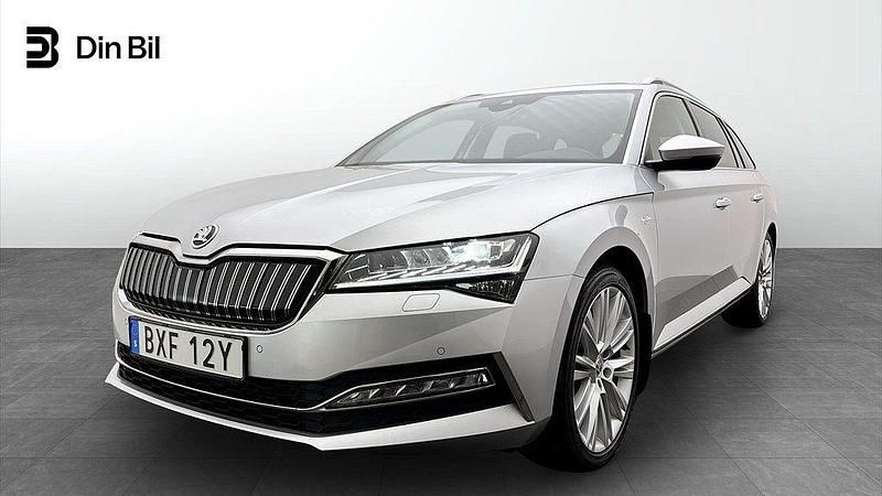 Silver Begagnad 2023 Skoda Superb LAURIN & KLEMENT Kombi | 362 900 kr (Lite dyr) - Bild 1/4