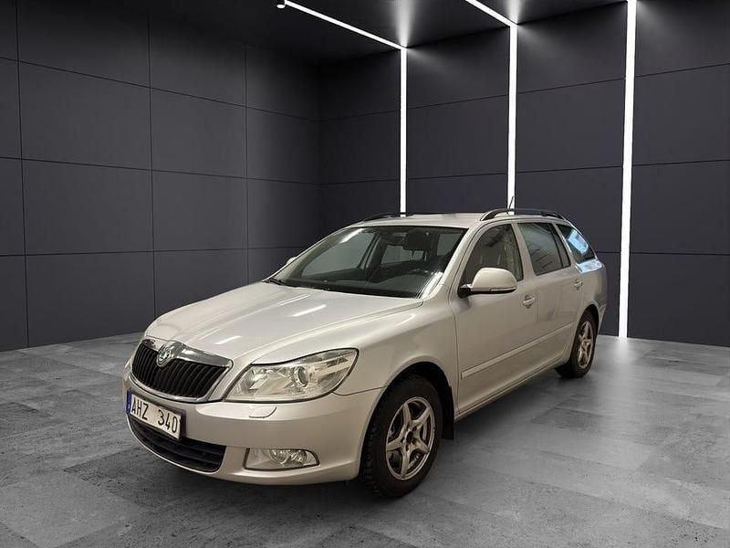 Silver Begagnad 2011 Skoda Octavia Elegance Kombi | 54 990 kr (Bra pris) - Bild 1/4