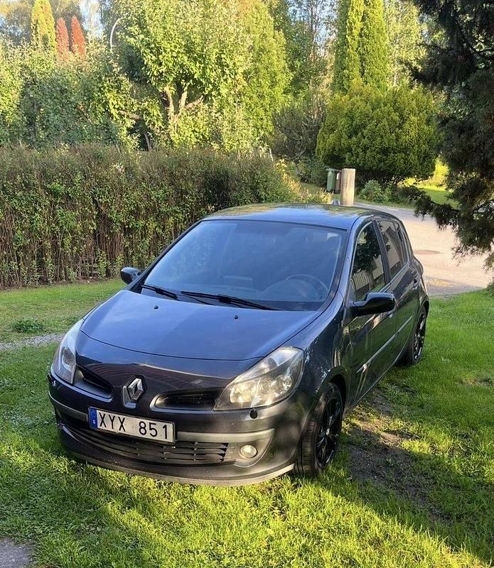 Grå Begagnad 2006 Renault Clio II Halvkombi | 18 000 kr - Bild 1/4