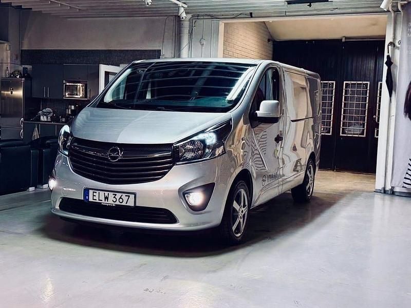 Grå Begagnad 2018 Opel Vivaro Minibuss | 159 000 kr (Marknadspris) - Bild 1/4