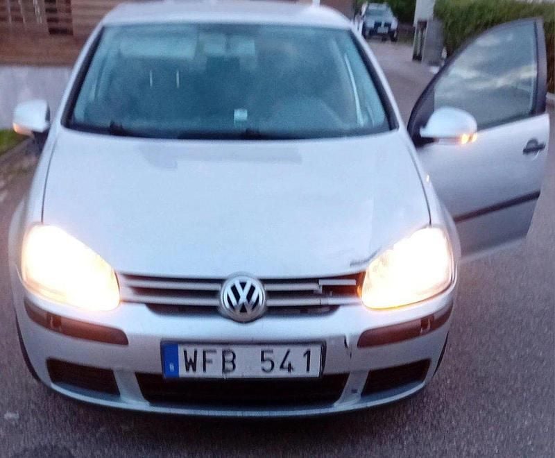 Silver Begagnad 2005 VW Golf IV Trendline Halvkombi | 10 000 kr (Bra pris) - Bild 1/4