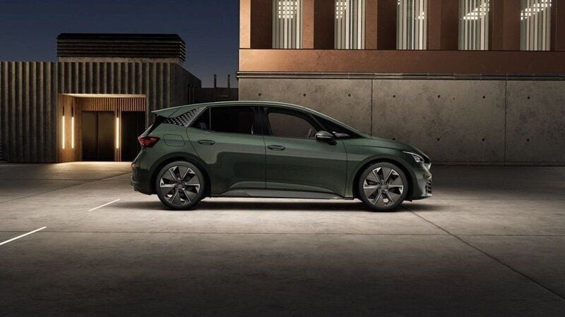 Mörkgrön (grön) Ny 2025 Cupra Born VZ Halvkombi | 641 900 kr - Bild 1/4