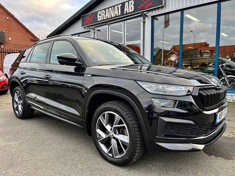 Svart met Begagnad 2022 Skoda Kodiaq SportLine SUV | 329 900 kr (Marknadspris) - Bild 1/4