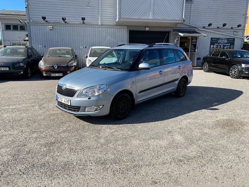 Ljusblå Begagnad 2010 Skoda Fabia Elegance Kombi | 39 900 kr (Bra pris) - Bild 1/4
