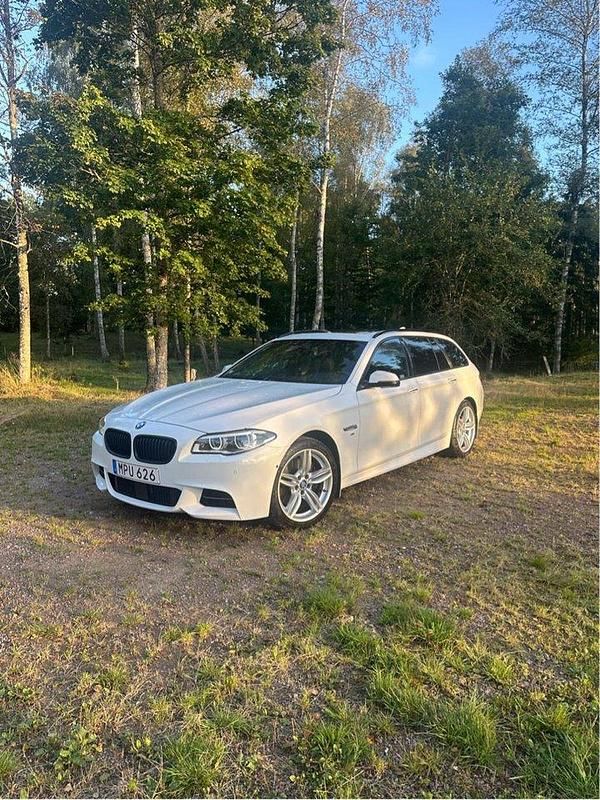 Vit Begagnad 2015 BMW 530 M Sport Kombi | 239 000 kr (Lite dyr) - Bild 1/4