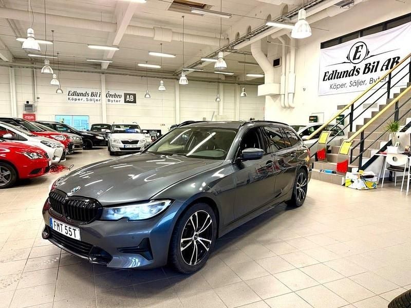 Grå Begagnad 2021 BMW 320 Sport Line Kombi | 239 800 kr (Superpris) - Bild 1/4