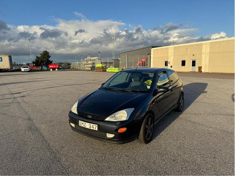 Grå Begagnad 2001 Ford Focus Halvkombi | 19 999 kr (Lite dyr) - Bild 1/4