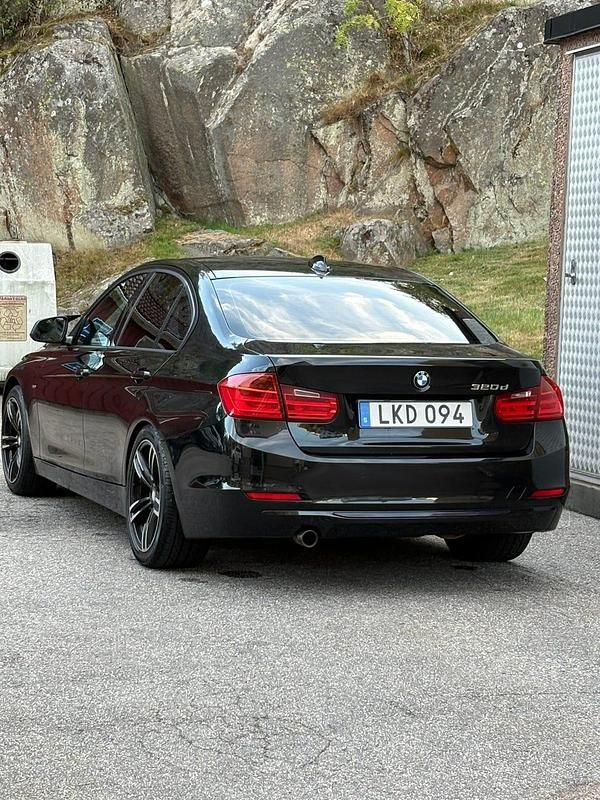 Begagnad 2013 BMW 320 Sedan | 110 000 kr (Bra pris) - Bild 1/4