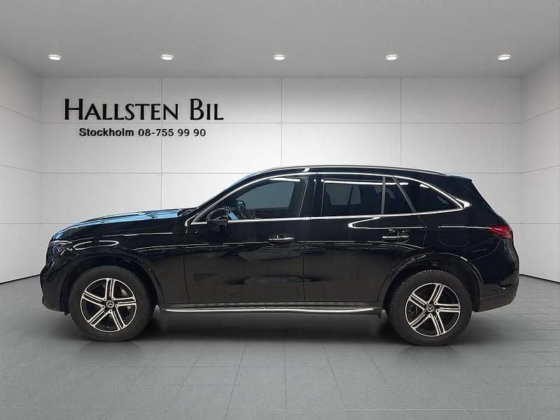 Svart Begagnad 2023 Mercedes GLC300e AMG SUV | 649 000 kr (Bra pris) - Bild 1/4
