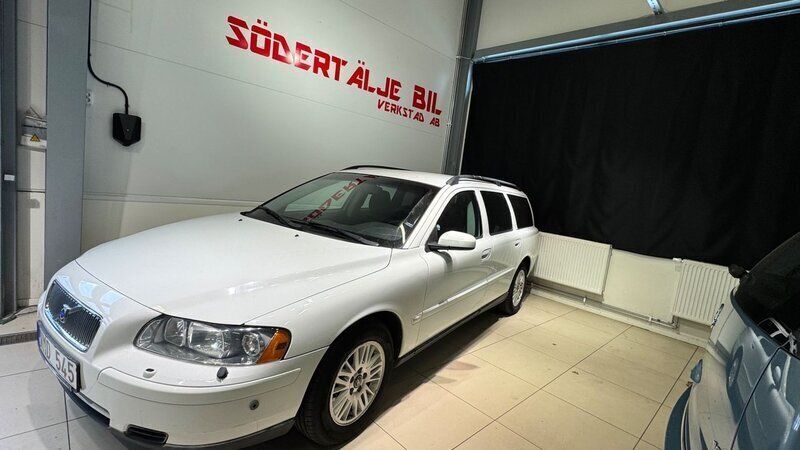 Vit Begagnad 2005 Volvo V70 Kombi | 44 900 kr (Marknadspris) - Bild 1/4