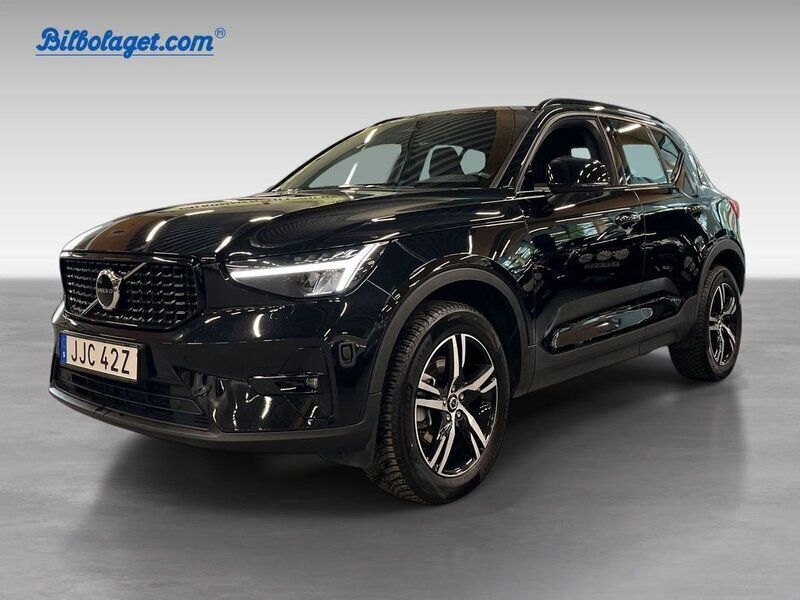 Svart Begagnad 2024 Volvo XC40 Plus SUV | 374 900 kr (Marknadspris) - Bild 1/4