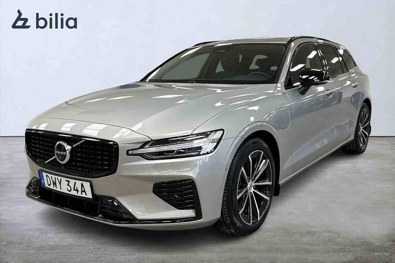 Silver Ny 2025 Volvo V60 Plus Kombi | 499 900 kr (Marknadspris) - Bild 1/1
