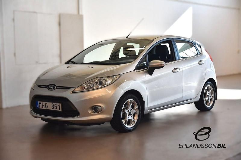 Grå Begagnad 2012 Ford Fiesta Titanium Halvkombi | 74 903 kr (Dyr) - Bild 1/4