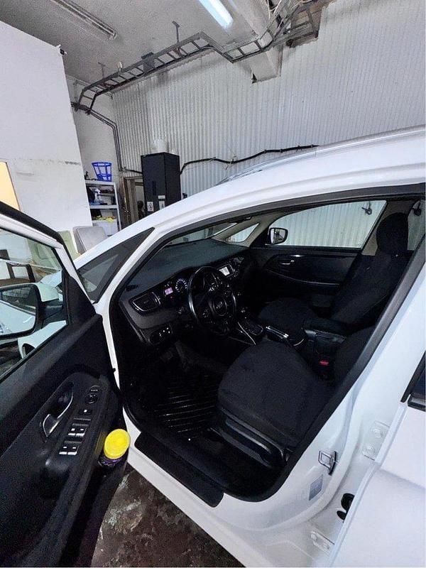 Vit Begagnad 2015 Kia Carens Minibuss | 80 000 kr (Superpris) - Bild 1/4