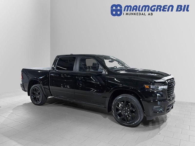 Svart (diamond black metallic) Begagnad 2025 Dodge Ram Pickup | 1 161 250 kr - Bild 1/4