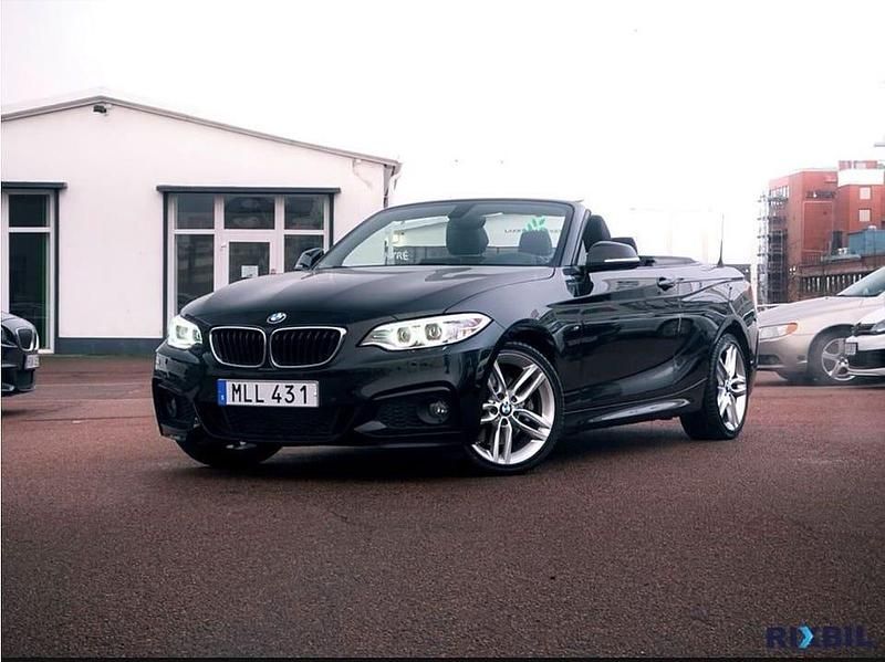 Svart Begagnad 2015 BMW 228 M Sport Cab | 279 900 kr - Bild 1/4