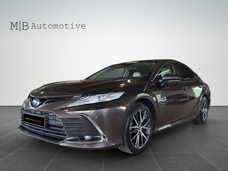Mörkbrun (brun) Begagnad 2022 Toyota Camry Hybrid Executive Sedan | 339 900 kr (Marknadspris) - Bild 1/4