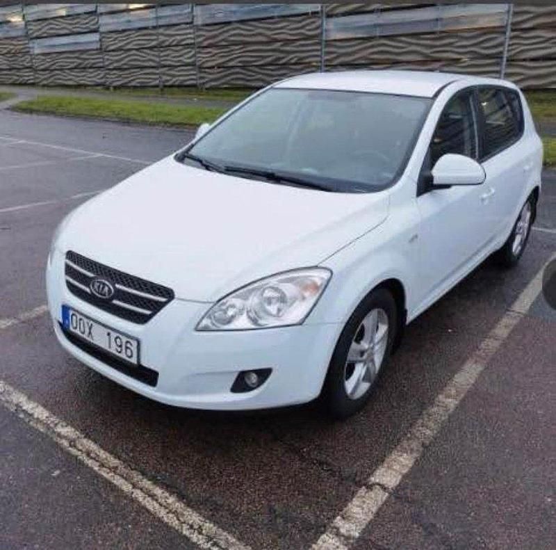 Vit Begagnad 2008 Kia Ceed 4 Halvkombi | 24 000 kr (Marknadspris) - Bild 1/4