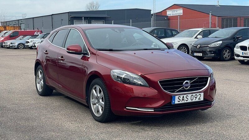 Begagnad Volvo V40 Momentum 123 HK (90 kW) 2015 Röd Kombi