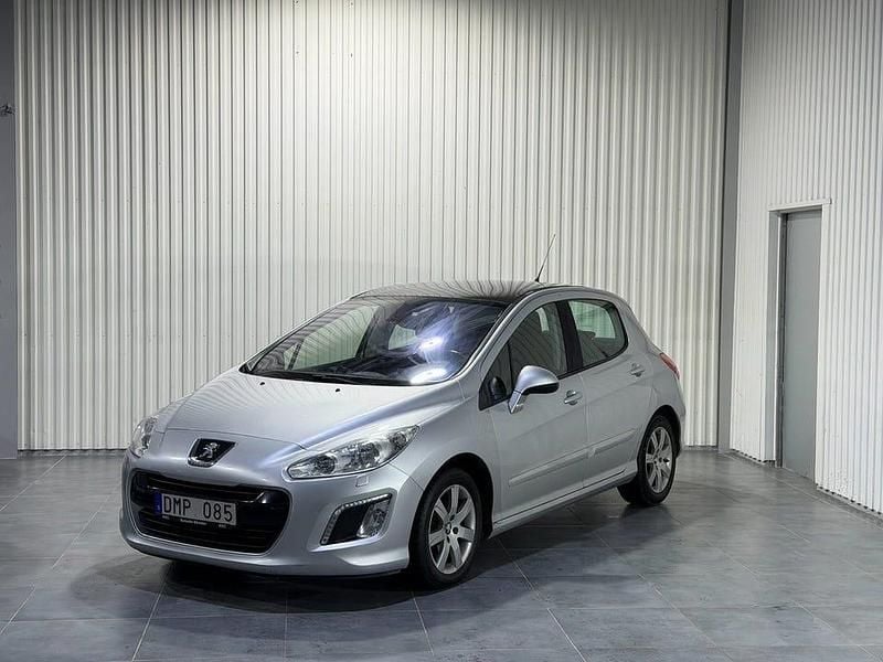 Ljusgrå Begagnad 2013 Peugeot 308 Halvkombi | 39 900 kr (Marknadspris) - Bild 1/4