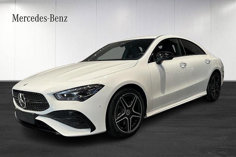 Vit Ny 2024 Mercedes CLA200 AMG Line Premium Sportkupé | 432 500 kr (Lite dyr) - Bild 1/4
