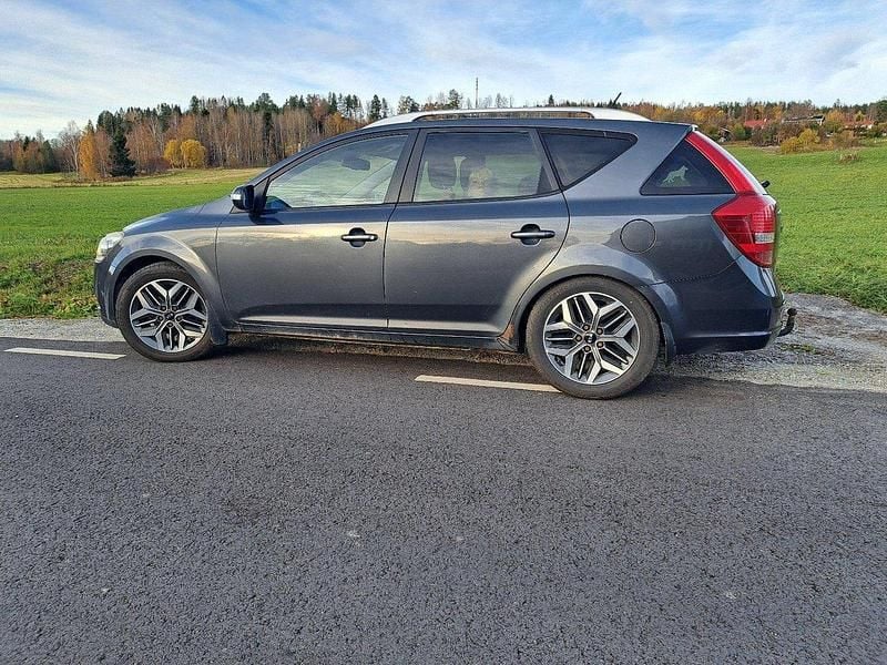 Grå Begagnad 2012 Kia Ceed Sportswagon Kombi | 26 000 kr (Marknadspris) - Bild 1/4