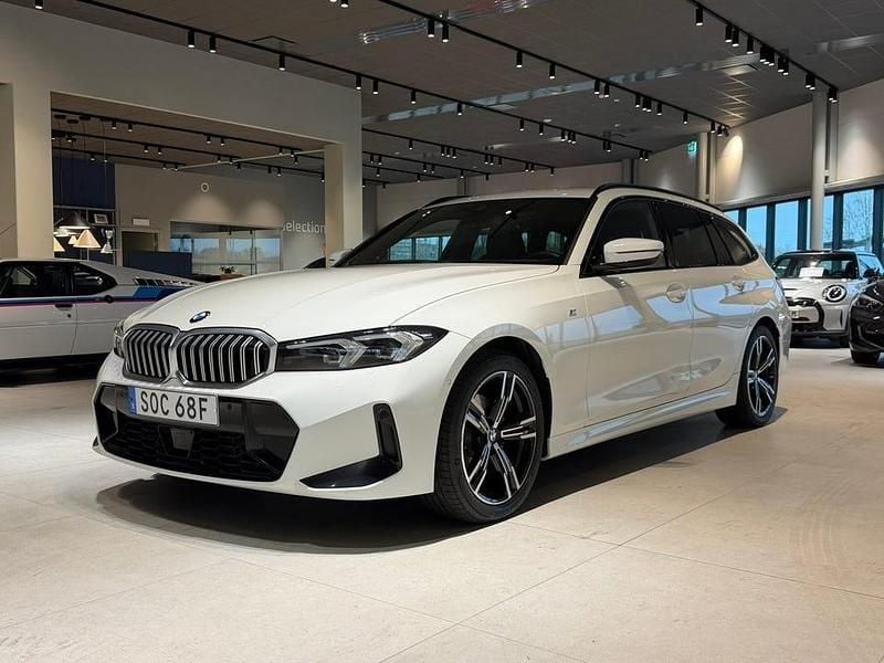 Vit Begagnad 2025 BMW 320 M Sport Kombi | 474 900 kr (Marknadspris) - Bild 1/4