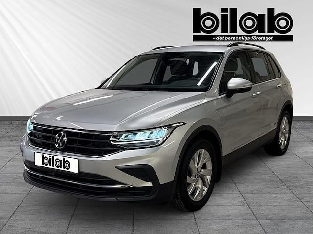 Silver Begagnad 2021 VW Tiguan Life SUV | 279 000 kr (Marknadspris) - Bild 1/4